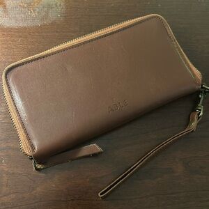 able wallet with detachable wrist